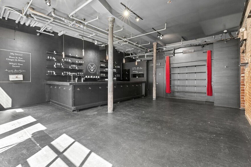 220 Front St, New York, NY à louer - Photo du bâtiment - Image 2 de 24