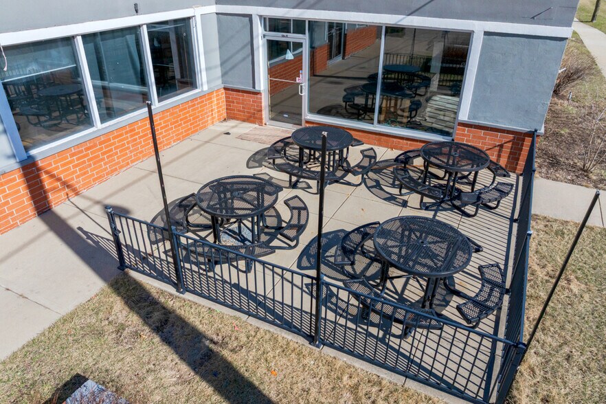 700 Northwest Hwy, Fox River Grove, IL à vendre - Photo du bâtiment - Image 2 de 22