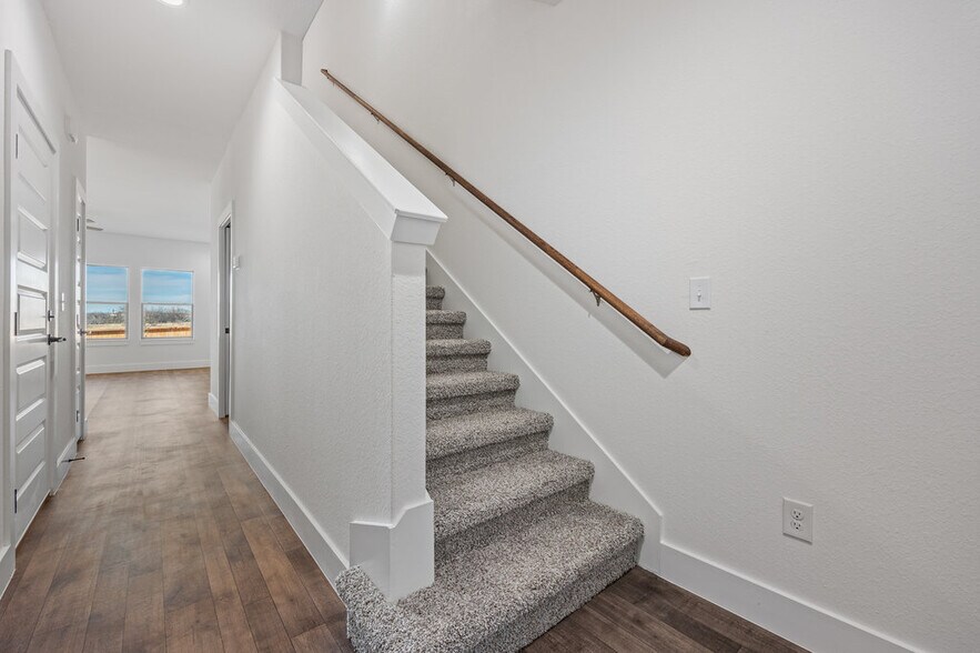 Van Cleave Modern - Fully Leased portefeuille de 1 propriétés à vendre sur LoopNet.ca - Photo du bâtiment - Image 2 de 13