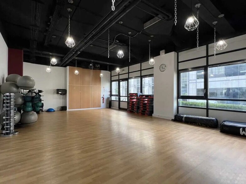 7 Rue James Joule, Guyancourt à louer - Photo du bâtiment - Image 3 de 18