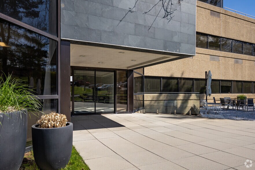 300 Executive Dr, West Orange, NJ à louer - Photo du bâtiment - Image 2 de 16