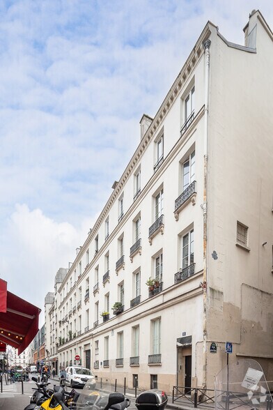 13 Rue Des Petites Ecuries, Paris à louer - Photo du bâtiment - Image 2 de 9