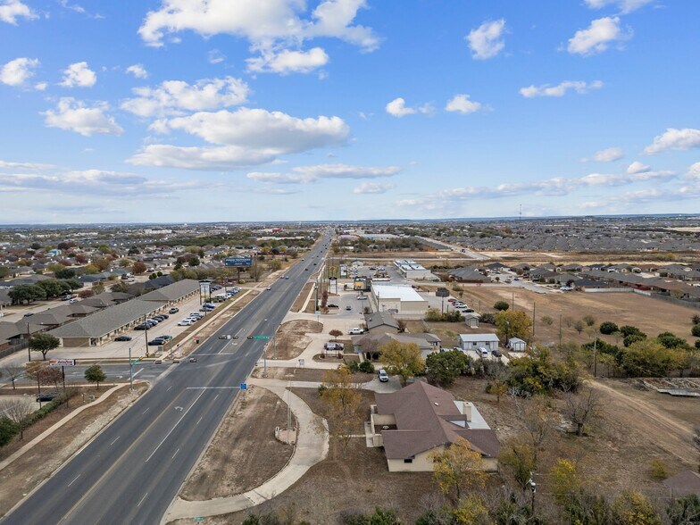 2302 W Stan Schlueter Loop, Killeen, TX à vendre - Photo du bâtiment - Image 2 de 26