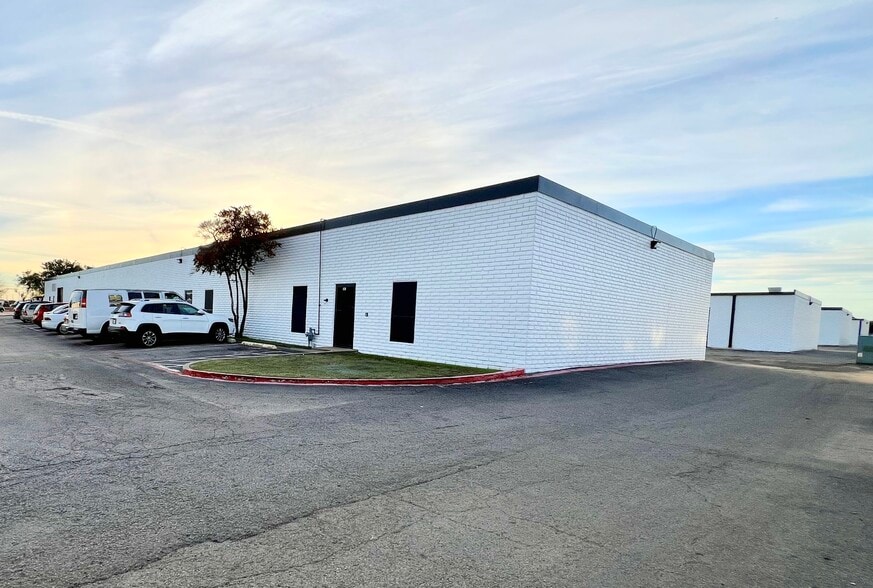 209 S Kirby St, Garland, TX à louer - Photo du bâtiment - Image 3 de 6