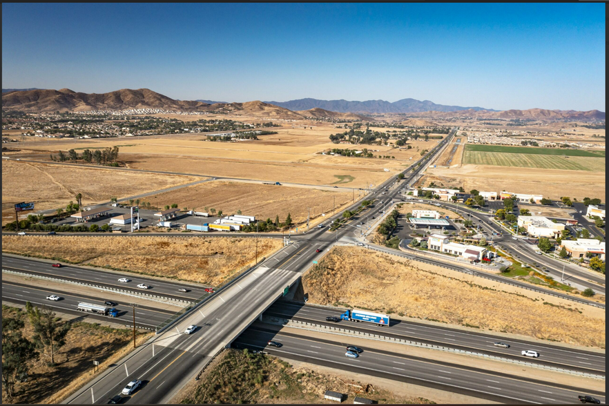 SEC PATRICIA LN & BARNETT RD, Menifee, CA à vendre - Photo du bâtiment - Image 1 de 10