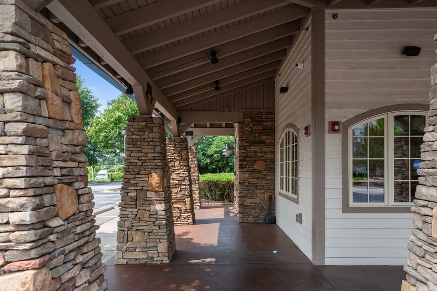 619 Regional Rd, Greensboro, NC à vendre - Photo du bâtiment - Image 3 de 14