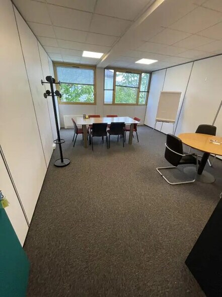 Office in Rueil-Malmaison for lease - Building Photo - Image 1 of 27