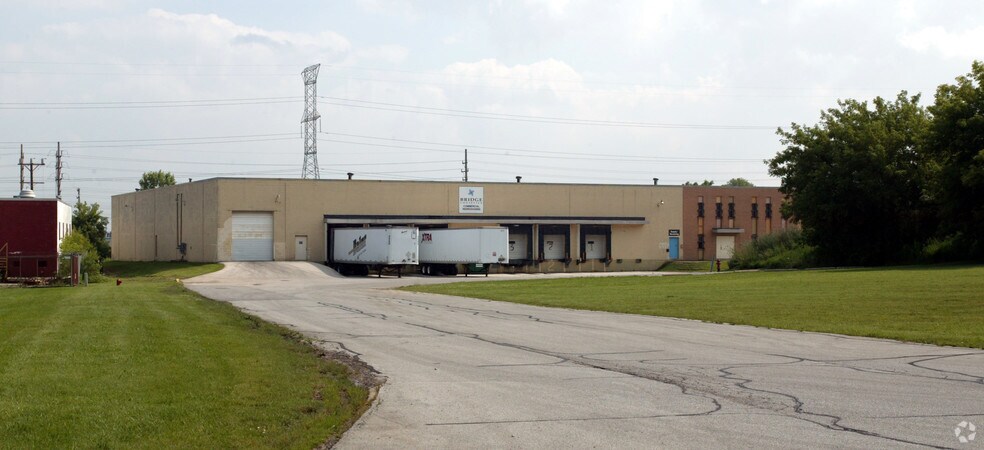 6551 W Mill Rd, Milwaukee, WI à louer - Photo du bâtiment - Image 2 de 2
