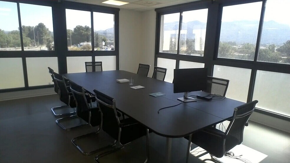 Office in Aubagne for lease - Building Photo - Image 2 of 8