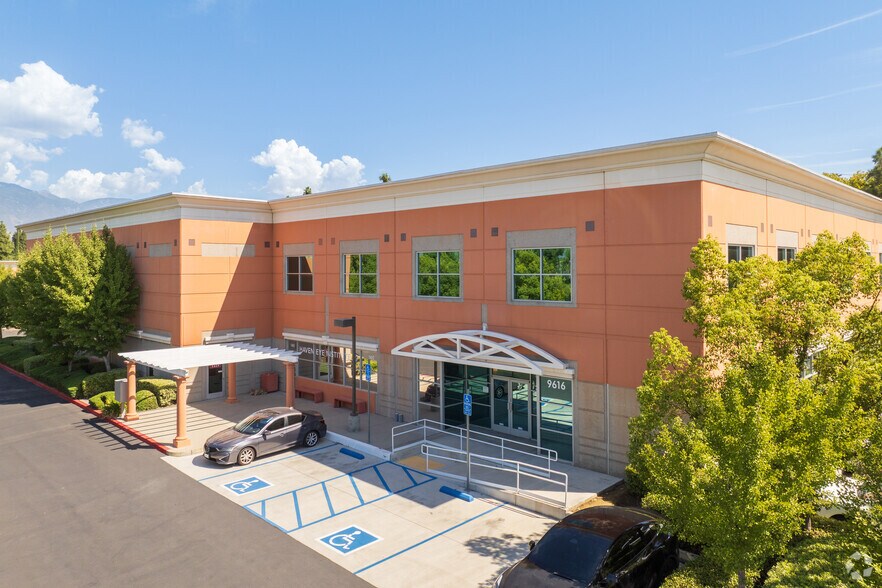 Airport Corp Centre III/9568, 9616, 9674 portefeuille de 3 propriétés à vendre sur LoopNet.ca - Photo principale - Image 1 de 3