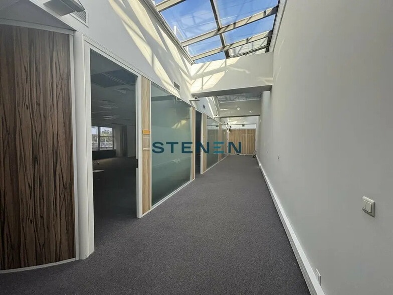 Office in Marseille for lease - Building Photo - Image 3 of 10