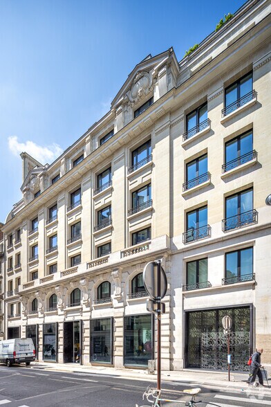 55 Rue D'Amsterdam, Paris à louer - Photo du bâtiment - Image 2 de 3