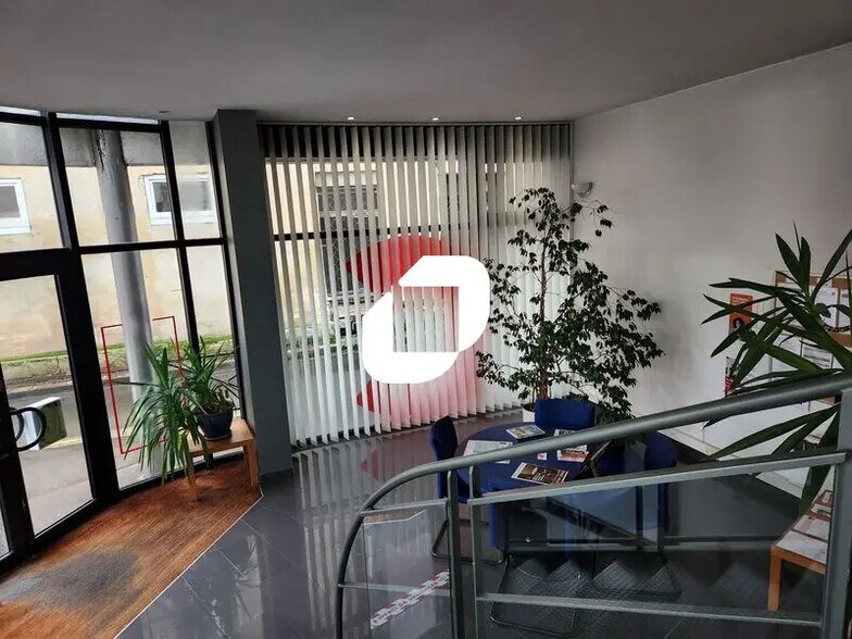Office in Bordeaux for lease - Lobby - Image 3 of 10