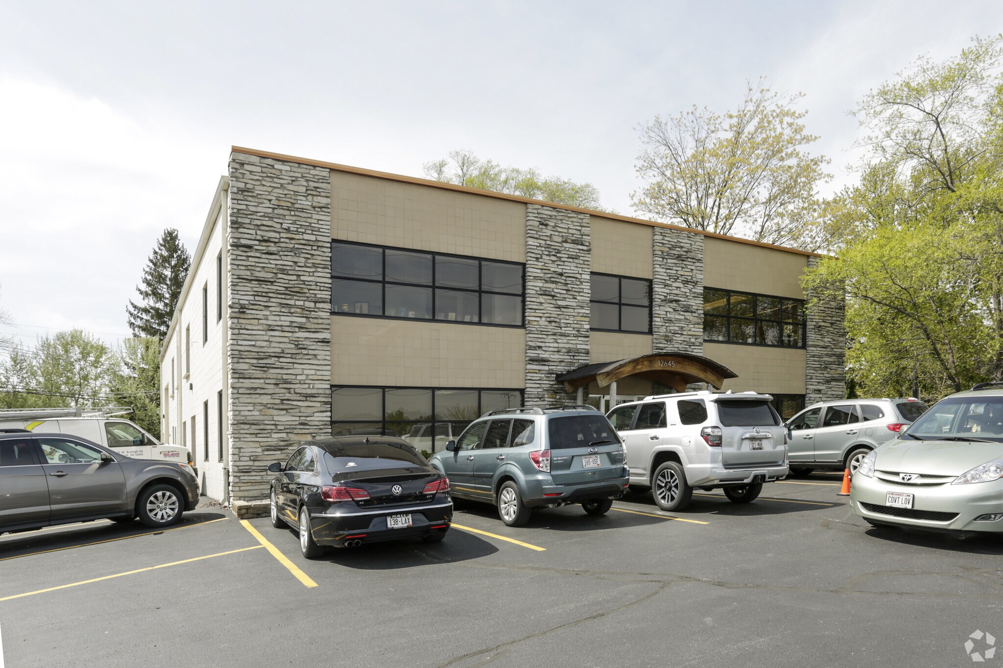 12645 W Burleigh Rd, Brookfield, WI à louer Photo principale- Image 1 de 28