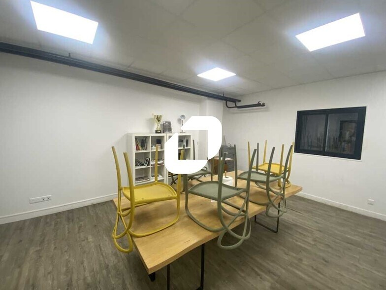 Flex in Osny for sale - Interior Photo - Image 1 of 18