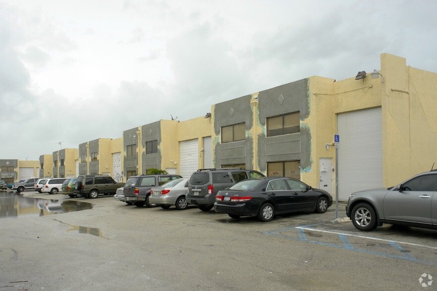 1671 W 38th Pl, Hialeah, FL for sale - Building Photo - Image 3 of 7