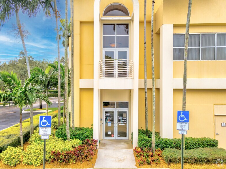 865 SW 78th Ave, Plantation, FL à louer - Photo du bâtiment - Image 3 de 8