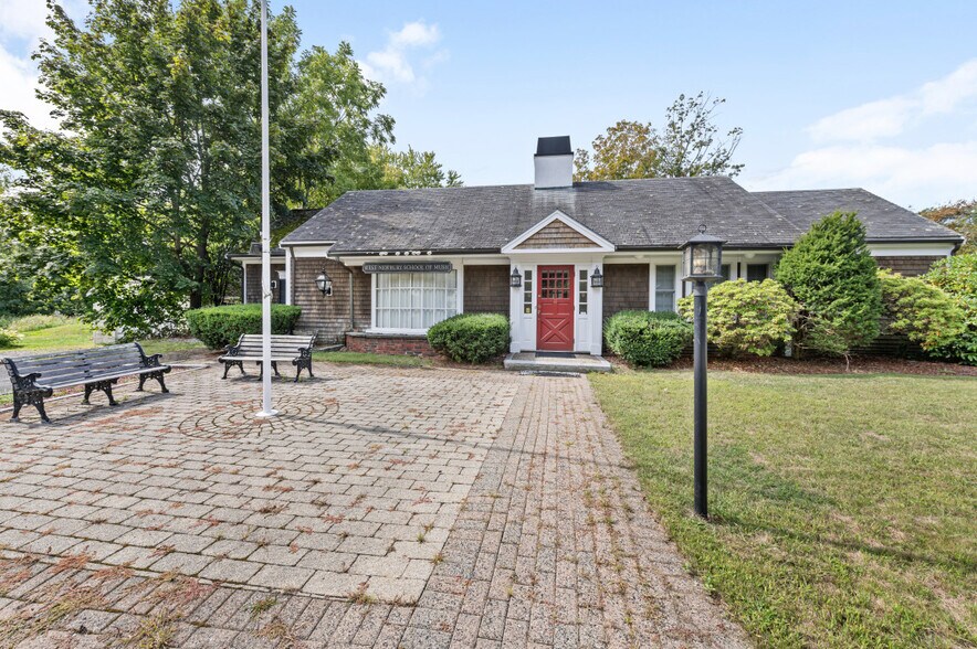 11 Maple St, West Newbury, MA à vendre - Photo du bâtiment - Image 1 de 22