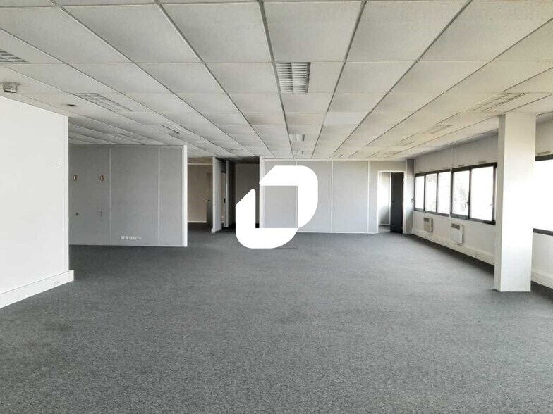 Flex in Plaisir for lease - Interior Photo - Image 2 of 18