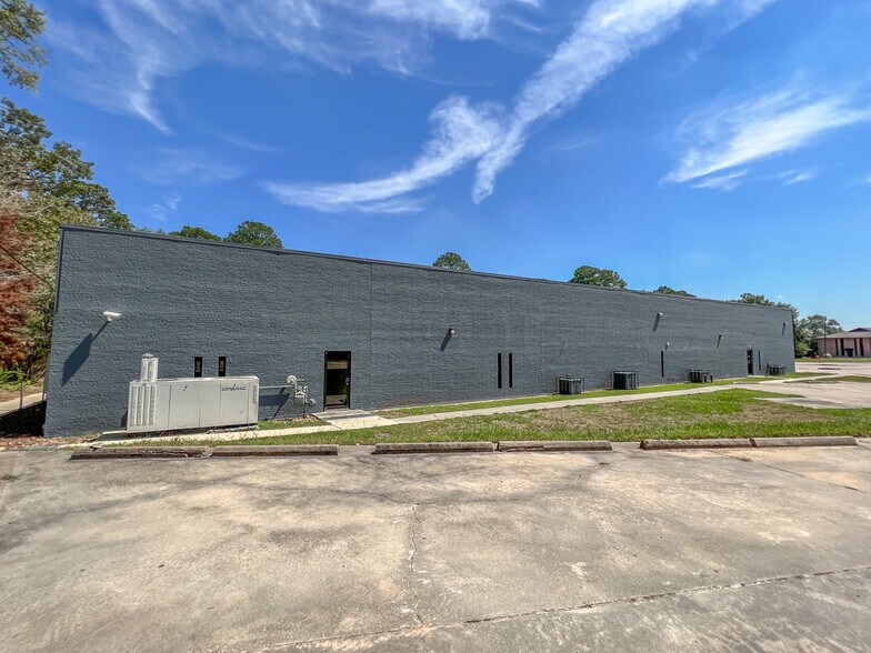 108 Commercial Cir, Conroe, TX à louer - Photo du bâtiment - Image 3 de 28