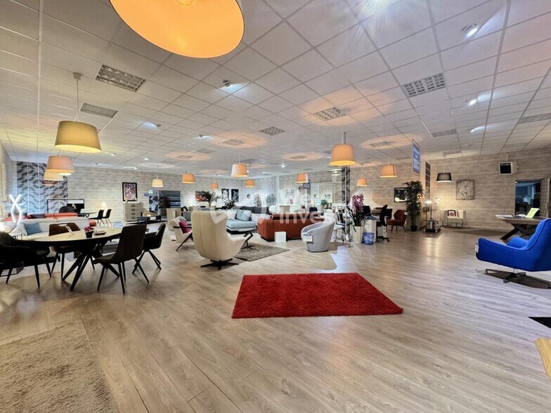 Retail in Coulommiers for sale - Interior Photo - Image 3 of 7