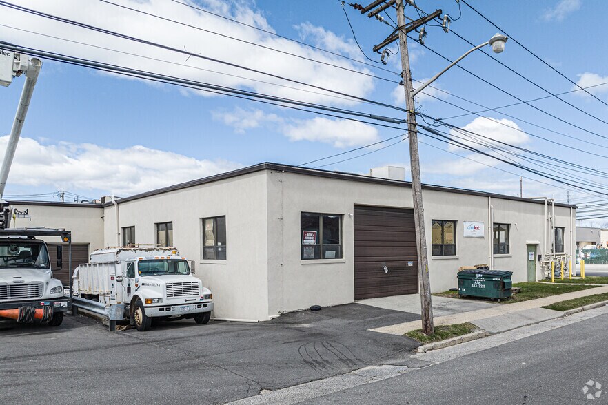 75 Rushmore St, Westbury, NY à louer - Photo du bâtiment - Image 3 de 8