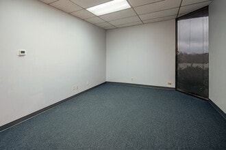 1225 W College Ave, Carrollton, TX à louer Photo intérieure- Image 2 de 7