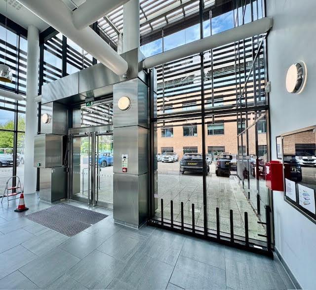 Watery Ln, Wooburn Green for lease Interior Photo- Image 1 of 7