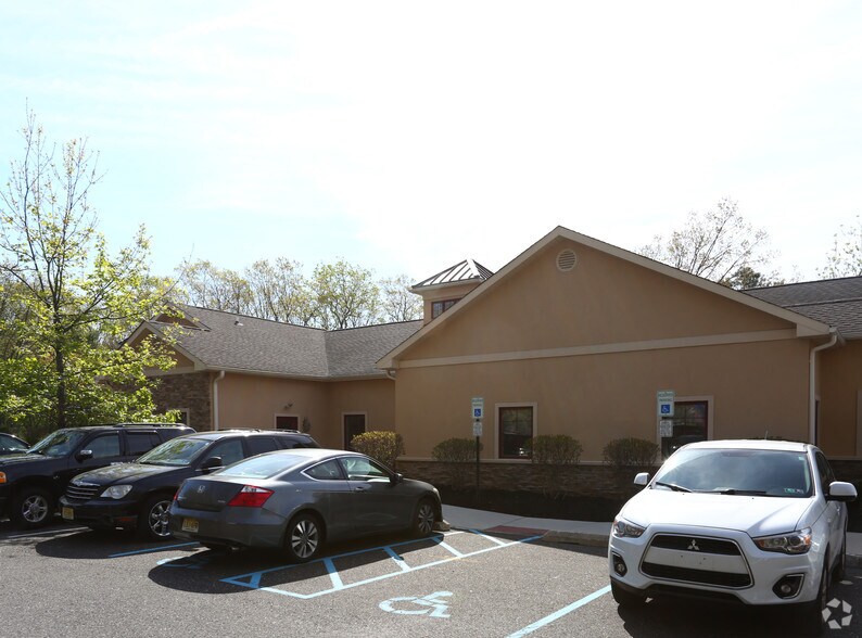 88 S Lakeview Dr, Gibbsboro, NJ à vendre - Photo du bâtiment - Image 2 de 9