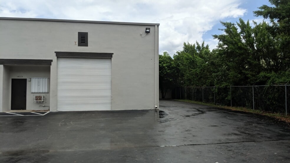 14315 SW 139th Ct, Miami, FL for lease - Building Photo - Image 2 of 7