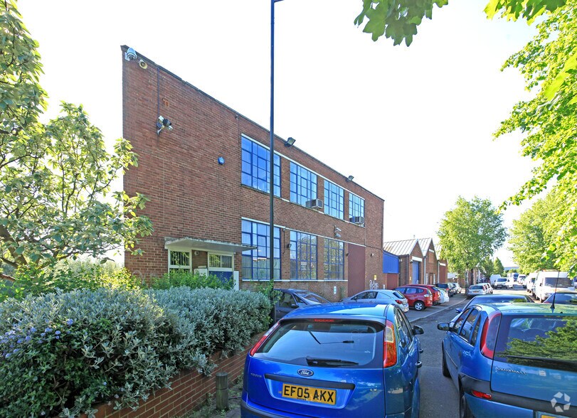 42-50 Steele Rd, Londres à louer - Photo du bâtiment - Image 3 de 6
