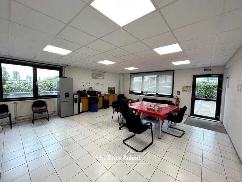 Office in Chassieu for lease - Interior Photo - Image 3 of 5