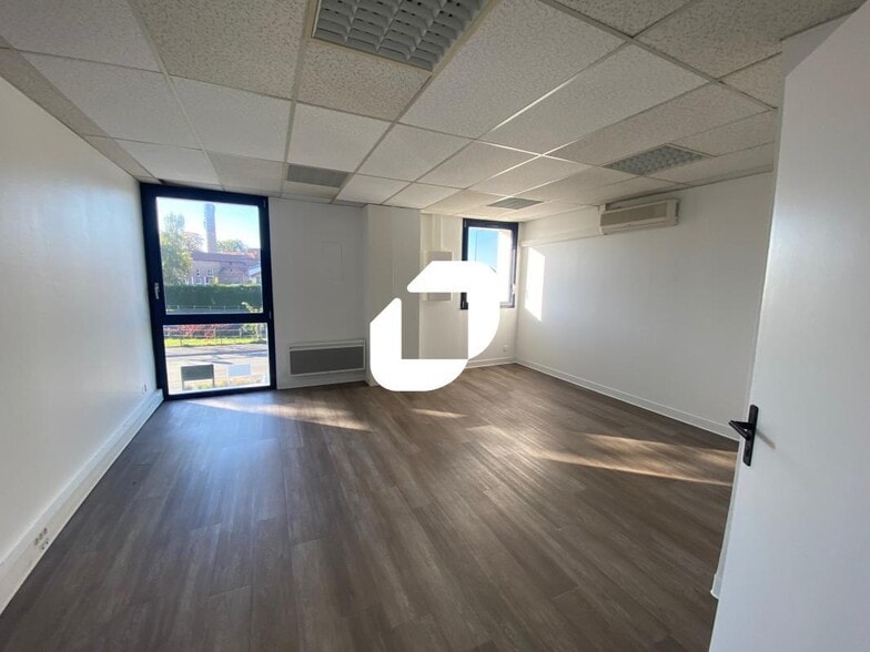 Office in VILLENEUVE-D'ASCQ for lease - Interior Photo - Image 1 of 4