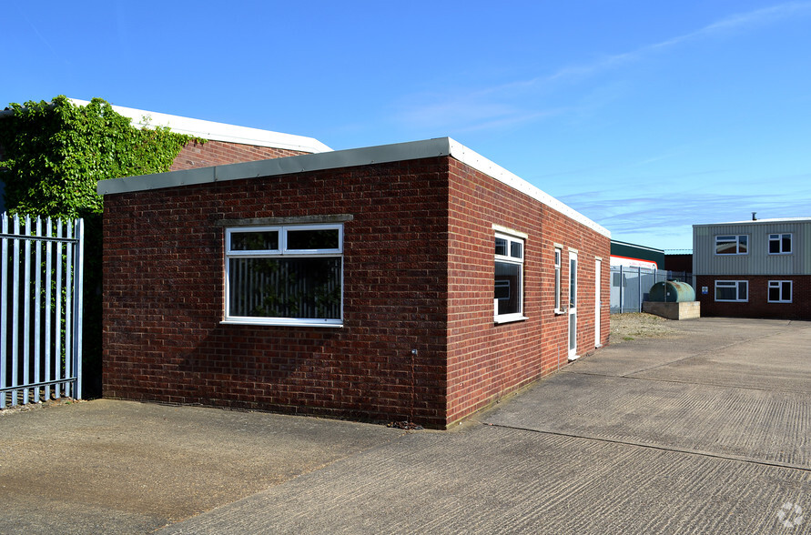 1 Borough Rd, Brackley for lease - Building Photo - Image 3 of 4