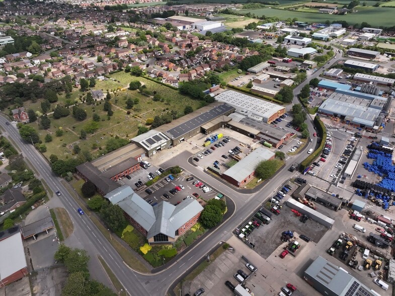 Holmes Way, Boston Road Ind Est portfolio of 2 properties for sale on LoopNet.ca - Building Photo - Image 2 of 11