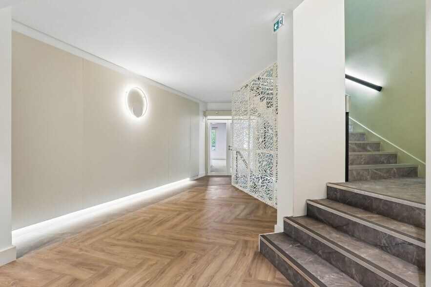 82 Avenue Marceau, Paris for lease - Lobby - Image 3 of 9