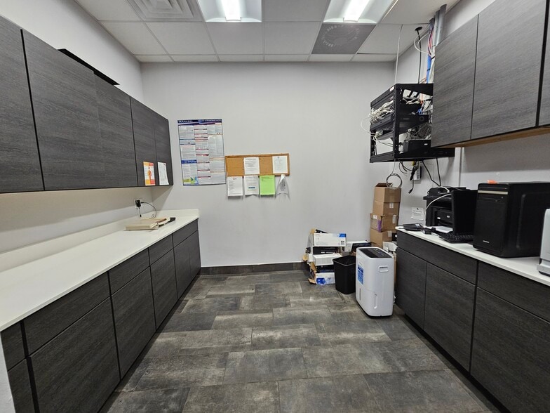 51 County Road 171, Bay City, TX for sale - Interior Photo - Image 3 of 35