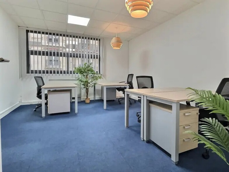 3 Square Desaix, Paris for lease - Building Photo - Image 3 of 12