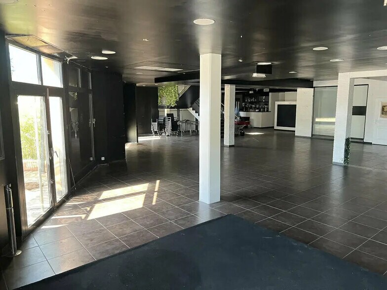 Commerce de détail dans Aix-en-Provence à louer - Photo du bâtiment - Image 2 de 6