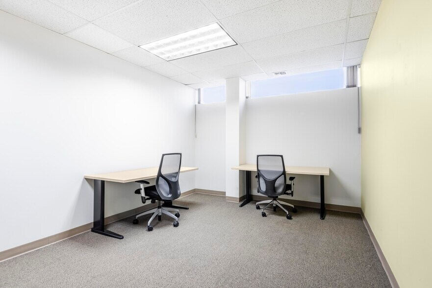 80 Orville Dr, Bohemia, NY à louer - Photo intérieure - Image 1 de 4