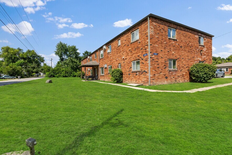 2345 Perkins Ave, Indianapolis, IN à vendre - Photo du bâtiment - Image 2 de 3
