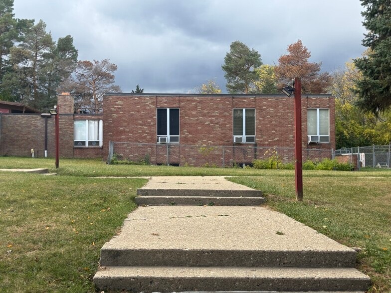 4150 Pontiac Lake Rd, Waterford, MI for lease - Building Photo - Image 1 of 54