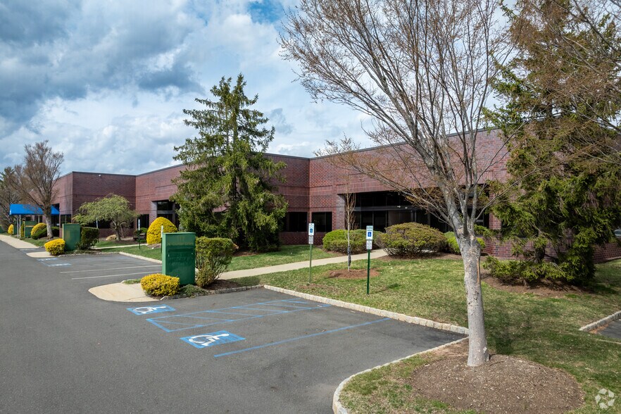 100-120 N Center Dr, North Brunswick, NJ à louer - Photo du bâtiment - Image 1 de 6