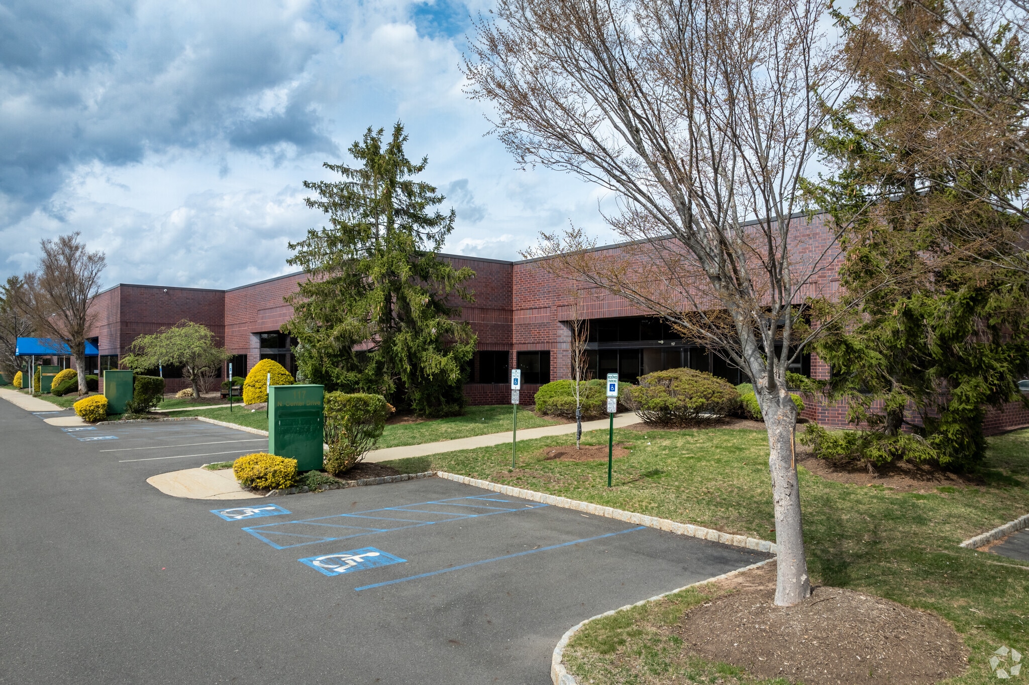 100-120 N Center Dr, North Brunswick, NJ à louer Photo du bâtiment- Image 1 de 7