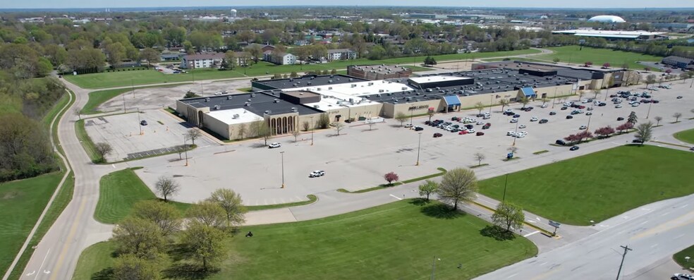 550 S Gear Ave, West Burlington, IA à vendre - Photo du bâtiment - Image 1 de 16