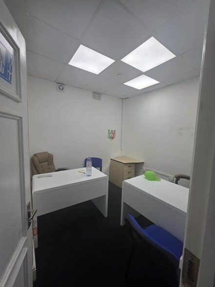 127-129 Mile End Rd, London for lease - Building Photo - Image 2 of 9