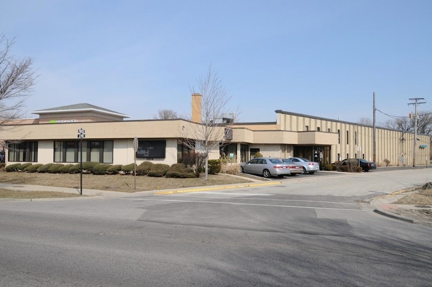 3924 W Devon Ave, Lincolnwood, IL for lease - Primary Photo - Image 1 of 5