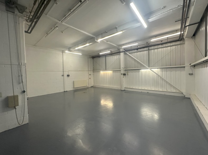 Windsor Grove, London for lease - Interior Photo - Image 3 of 8