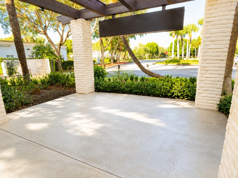 3111 45th St, West Palm Beach, FL à louer - Photo du bâtiment - Image 3 de 4