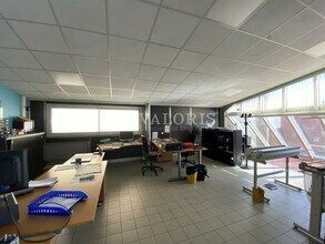 Flex dans Vaulx-en-Velin à louer Photo du bâtiment- Image 2 de 3